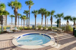 una piscina con palmeras y una playa en Grand Panama 2-1307, en Panama City Beach