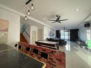 Μια τηλεόραση ή/και κέντρο ψυχαγωγίας στο Lux 3BR max 25pax Projector 160inch Netflix Iskandar Puteri near Legoland