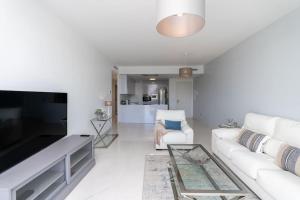 Zdjęcie z galerii obiektu Close to Amenities 3 Bed/2 Bath Apartment in Estepona with Pool View! w mieście Estepona