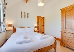 1 dormitorio con 1 cama blanca y 2 toallas en The Antingham, en Roughton