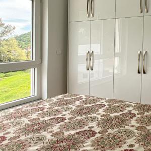 un dormitorio con una cama y una ventana en seaview apartments croatia KARLA, en Mošćenička Draga