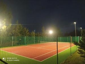 KrzyweにあるDom z bala kort tenisowy ,linia brzegowa plaża ,pomost ,kajaki, łódkaのギャラリーの写真