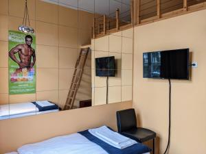 um quarto com uma cama, uma televisão e um espelho em Postel Wolgast em Wolgast