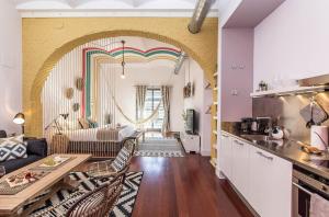 cocina y sala de estar con sofá y mesa en Sweet Inn - Loft Villa Olimpica Beach, en Barcelona