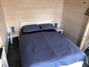 Postel nebo postele na pokoji v ubytování WOMOCAMP Holzhütte 1