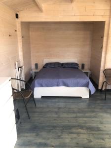 Postel nebo postele na pokoji v ubytování WOMOCAMP Holzhütte 1