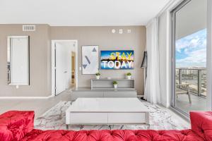 sala de estar con sofá rojo y mesa blanca en Hyde Beach House Resort - 2BD-2BA Ocean View Luxury Resort - 5 MIN FROM BEACH - 6 GUESTS, en Hollywood 48 fotos más