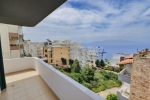 een balkon met uitzicht op de stad bij Apartments & Hotel Eleanna in Sarandë