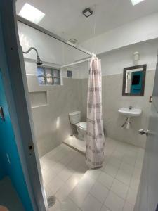 La salle de bains est pourvue d'une douche, de toilettes et d'un lavabo. dans l'établissement Hotel Murallas Capital, à Campeche