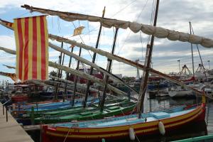 un bateau amarré dans un port avec d'autres bateaux dans l'établissement Maison bord de mer, à Saint Cyprien Plage