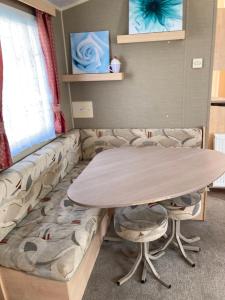 Luxury 8 and 6 berth caravans的休息区