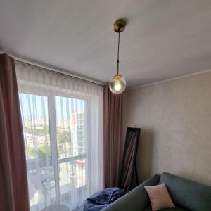 ルツカイにあるDream Town,залізничний вокзалのソファと大きな窓のあるリビングルーム