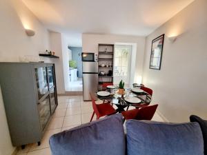 une cuisine et une salle à manger avec une table et des chaises dans l'établissement Coquette maison de ville calme avec patio, à Angoulême