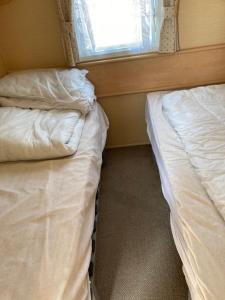 Luxury 8 and 6 berth caravans客房内的一张或多张床位