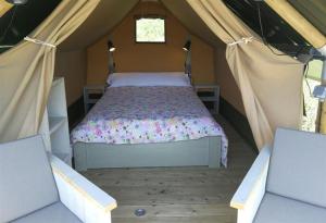 科隆布瑞斯的住宿－Camping Colombres，帐篷内一间卧室,配有一张床