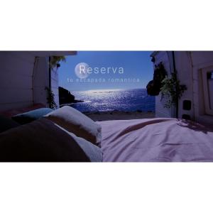 uma cama de dossel com vista para o oceano em Sleepfurgo em Las Palmas de Gran Canaria