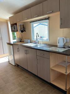 Luxury 8 and 6 berth caravans的厨房或小厨房