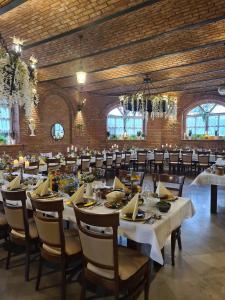 Reštaurácia alebo iné gastronomické zariadenie v ubytovaní Hotel Staropolska
