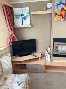 Luxury 8 and 6 berth caravans的电视和/或娱乐中心
