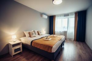 维萨吉纳斯Pine Apartment的卧室里有一张床，床上放着两条毛巾。