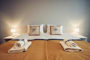 Un pat sau paturi într-o cameră la Pine Apartment