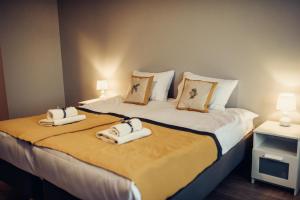 um quarto com 2 camas e toalhas em Pine Apartment em Visaginas