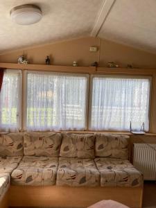 Luxury 8 and 6 berth caravans的休息区