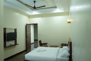 HOTEL NIVETHA INN的电视和/或娱乐中心