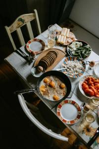 uma mesa com comida e pratos de comida em Na miły Bug Guesthouse by Bug river 