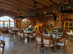 Reštaurácia alebo iné gastronomické zariadenie v ubytovaní Hotel Staropolska