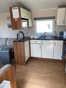 Luxury 8 and 6 berth caravans的厨房或小厨房