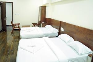 HOTEL NIVETHA INN客房内的一张或多张床位