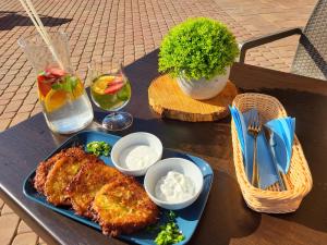 niebieski talerz jedzenia na stole w obiekcie Marina Niedźwiedzi Róg w mieście Ruciane-Nida