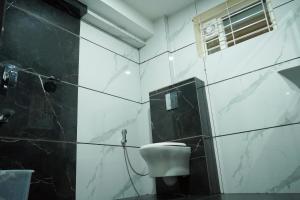HOTEL NIVETHA INN的一间浴室