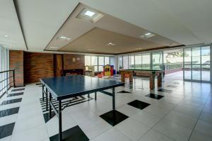 ein großes Zimmer mit einer Tischtennisplatte in der Unterkunft Scopa Beach Resort por Carpediem in Aquiraz