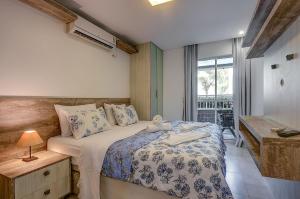 Schlafzimmer mit einem Bett und einem Fenster in der Unterkunft Scopa Beach Resort por Carpediem in Aquiraz