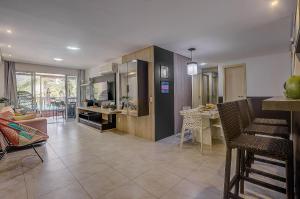 ein Wohnzimmer mit einem Sofa und einem Tisch in der Unterkunft Scopa Beach Resort por Carpediem in Aquiraz