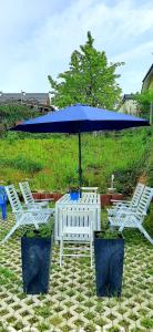 uma mesa e duas cadeiras e um guarda-sol em Blue Lagoon em Nehren