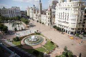 a large fountain in a city with buildings at PLAZA HOME in Valencia