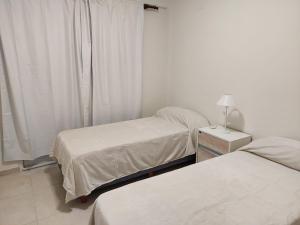 Ένα ή περισσότερα κρεβάτια σε δωμάτιο στο DEPARTAMENTO CENTRICO CATAMARCA