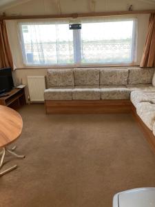Luxury 8 and 6 berth caravans的休息区