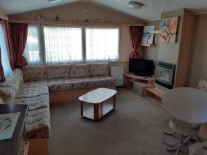Luxury 8 and 6 berth caravans的电视和/或娱乐中心