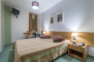 Postel nebo postele na pokoji v ubytování WEAA Hotel
