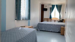 Postel nebo postele na pokoji v ubytování WEAA Hotel