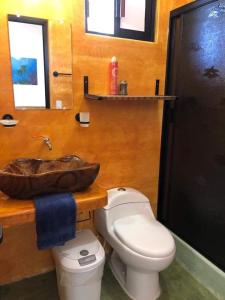 La salle de bains est pourvue de toilettes et d'un lavabo. dans l'établissement Casa Arrecife - Cozy Suite, Fast Wifi & Balcony! Beach is steps away!, à La Ventana