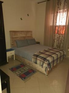 una camera con letto e finestra di Nawal Tigumi ad Agadir