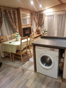 Luxury 8 and 6 berth caravans的休息区