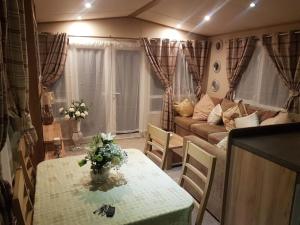 Luxury 8 and 6 berth caravans的休息区