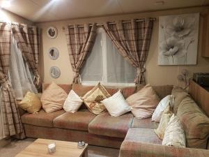 Luxury 8 and 6 berth caravans的休息区