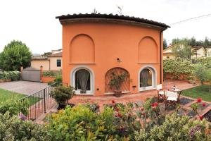 une maison avec une cour et un jardin dans l'établissement Dépendance Petri, à Uzzano